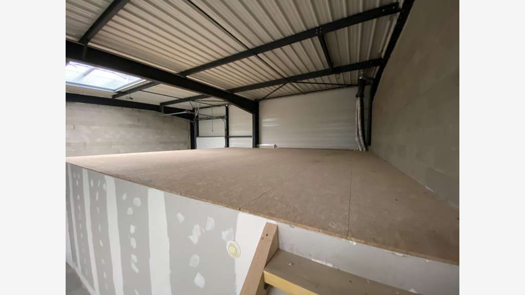 Cellule d'activités 209m² à louer à Dreux
