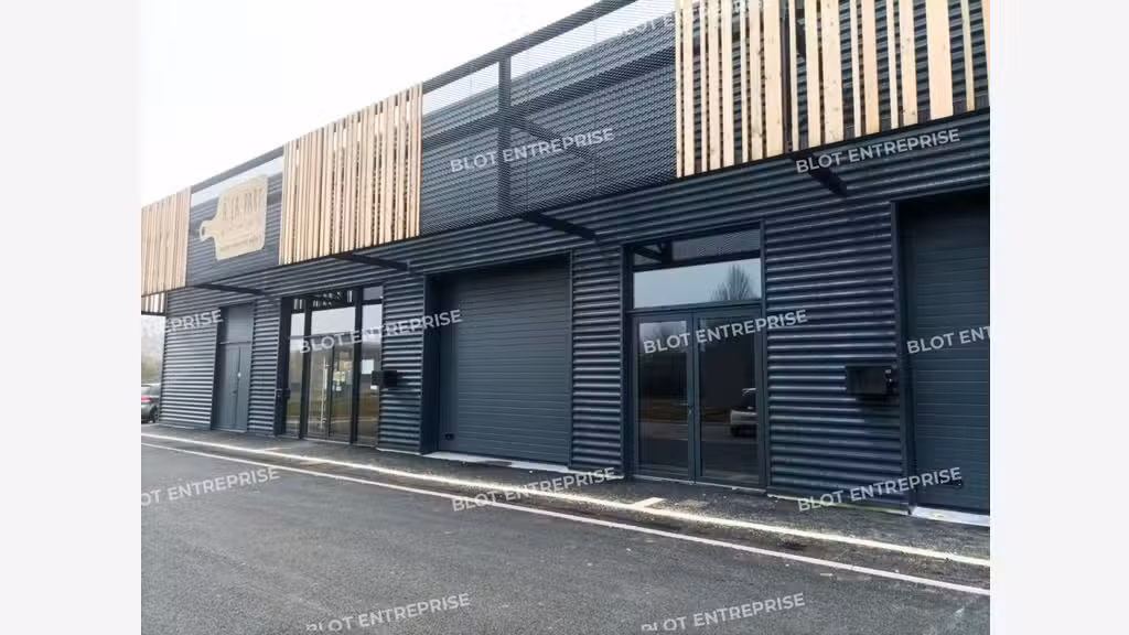 A louer cellule neuve 140m² à Taden proche N176