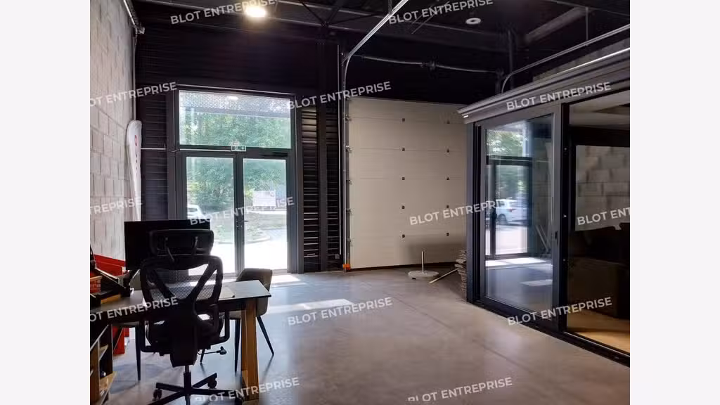 A louer cellule neuve 140m² à Taden proche N176