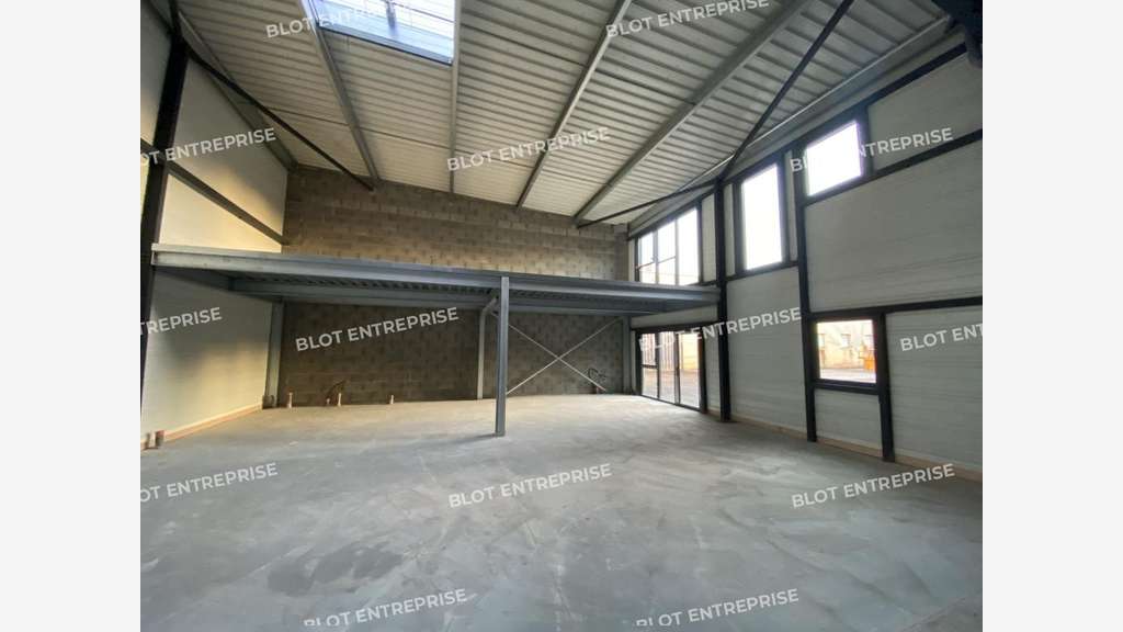 A louer cellule d'activité 387m² à Vern-sur-Seiche