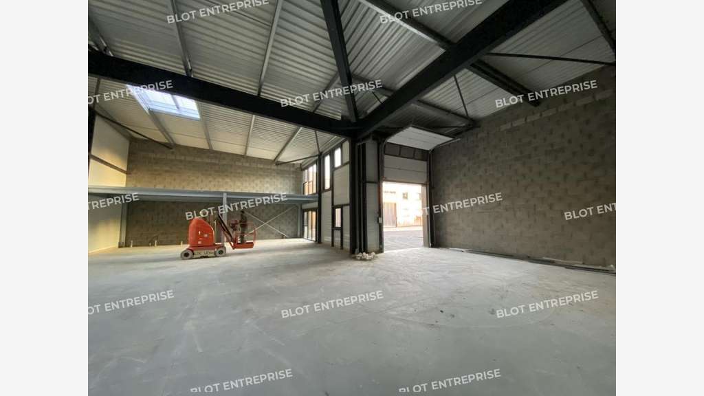 A louer cellule d'activité 387m² à Vern-sur-Seiche