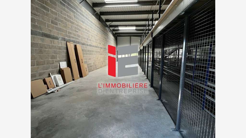 A louer cellule 100m² pour stockage à La Mézière