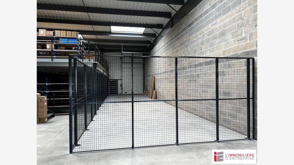 A louer cellule 100m² pour stockage à La Mézière
