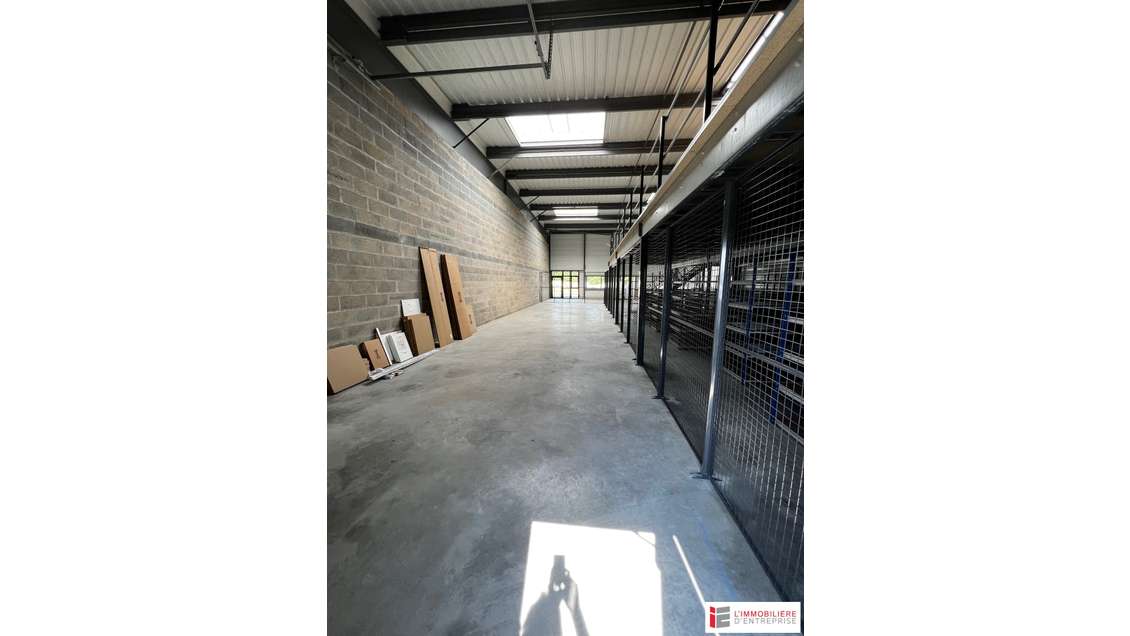 A louer cellule 100m² pour stockage à La Mézière