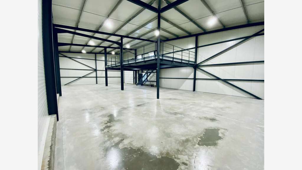 Cellules d'activité 170m² à louer à Morestel
