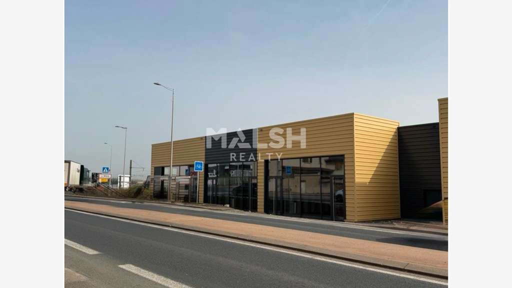 A louer locaux commerciaux neufs 581m² à Limas N6