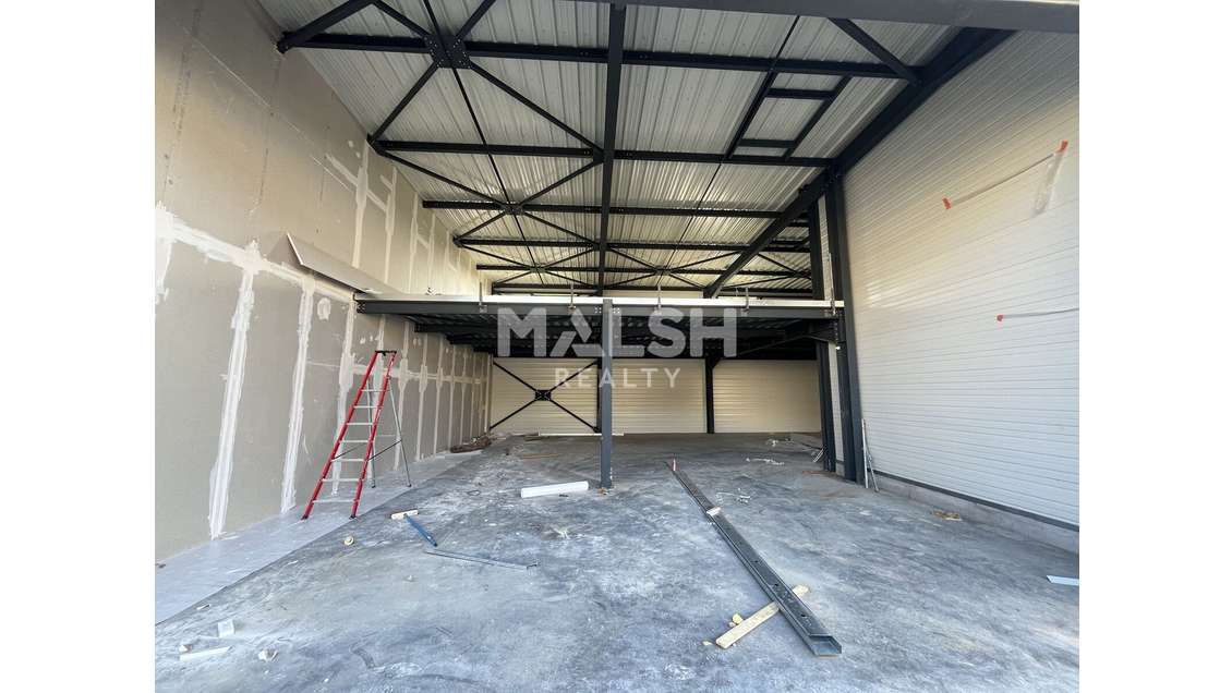 A louer locaux commerciaux neufs 581m² à Limas N6