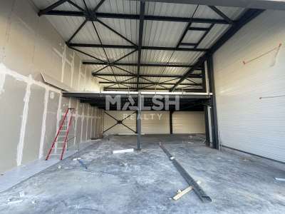 A louer locaux commerciaux neufs 581m² à Limas N6