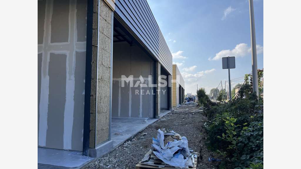 A louer locaux commerciaux neufs 581m² à Limas N6