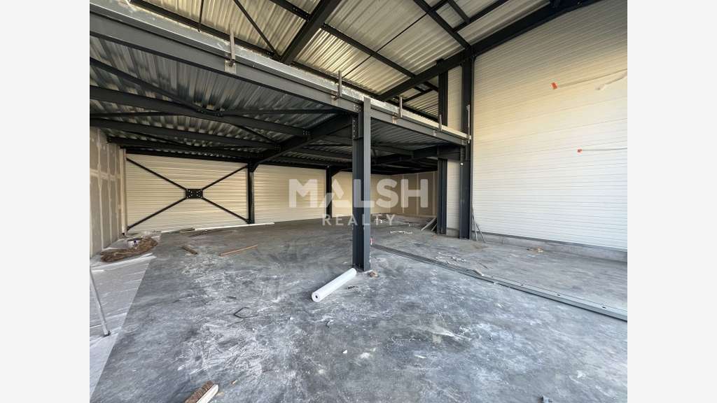 A louer locaux commerciaux neufs 581m² à Limas N6