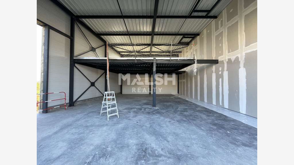 A louer locaux commerciaux neufs 581m² à Limas N6