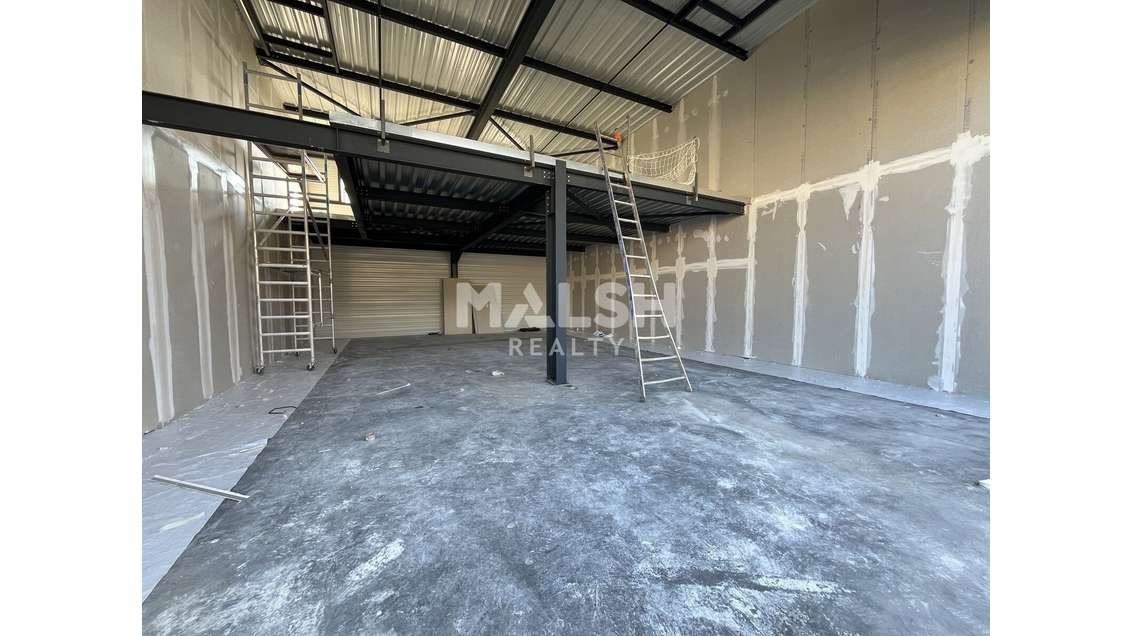 A louer locaux commerciaux neufs 581m² à Limas N6