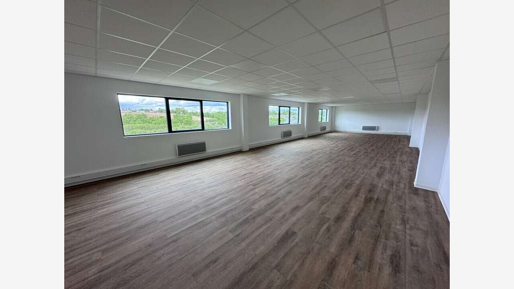 A louer local 436m² ZAC des Montagnes à Champniers