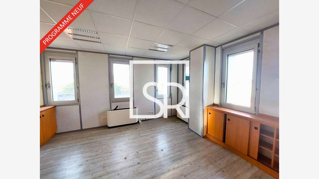 A louer bureaux 4700 m² Clermont-Ferrand empl n°1