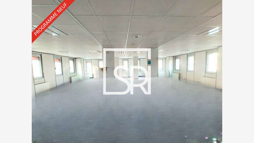 A louer bureaux 4700 m² Clermont-Ferrand empl n°1