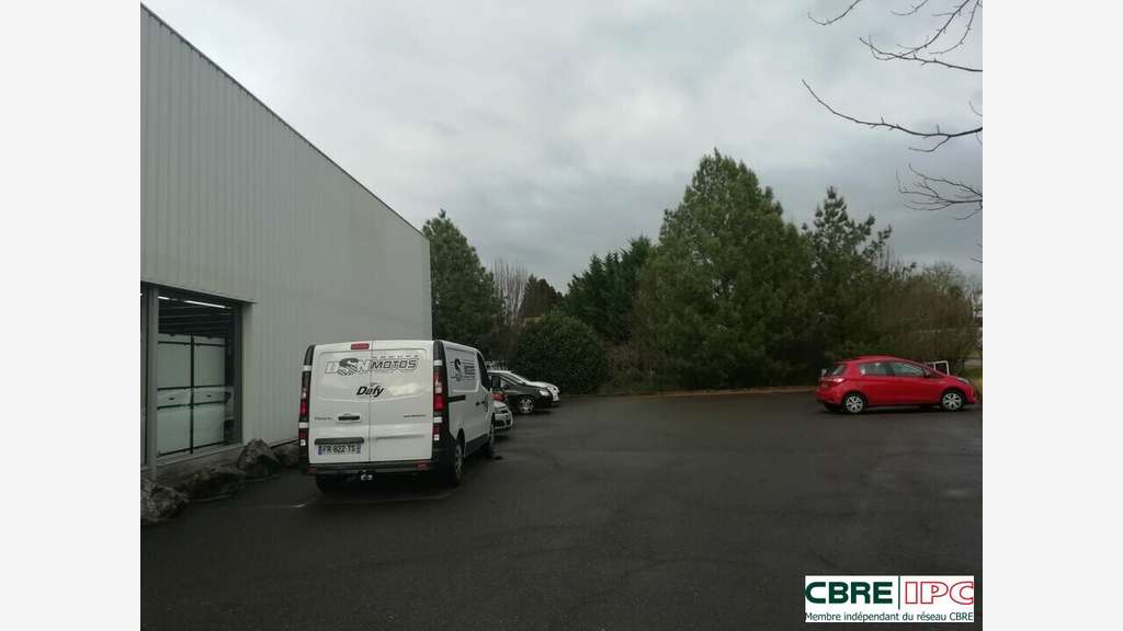 A louer local 687m² ZAC Saint-Pierre-du-Mont