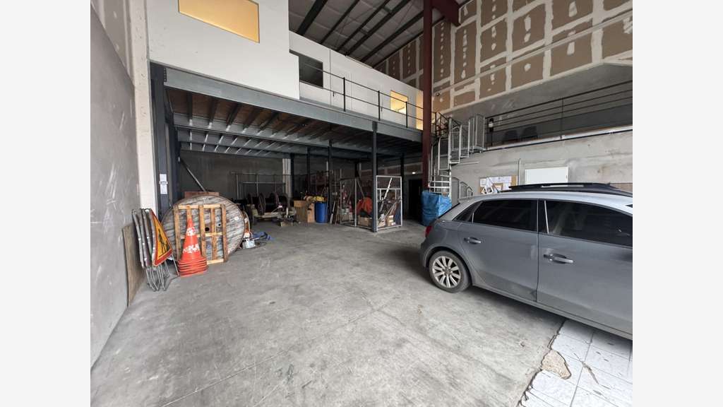 A louer dépôt 274m² à Baie-Mahault Jarry
