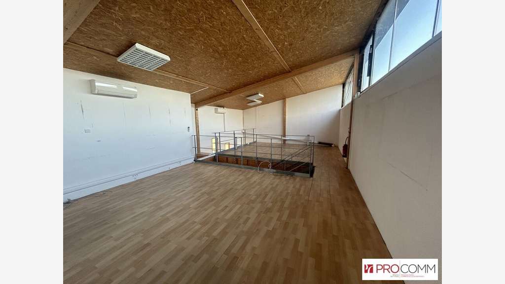 Entrepôt avec bureaux 214m² à louer Avignon