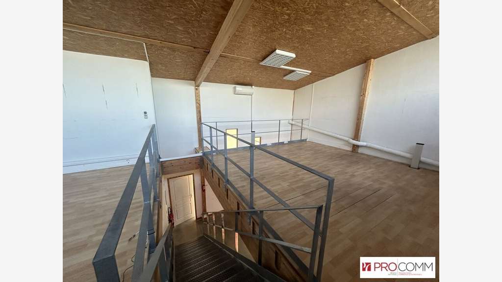 Entrepôt avec bureaux 214m² à louer Avignon
