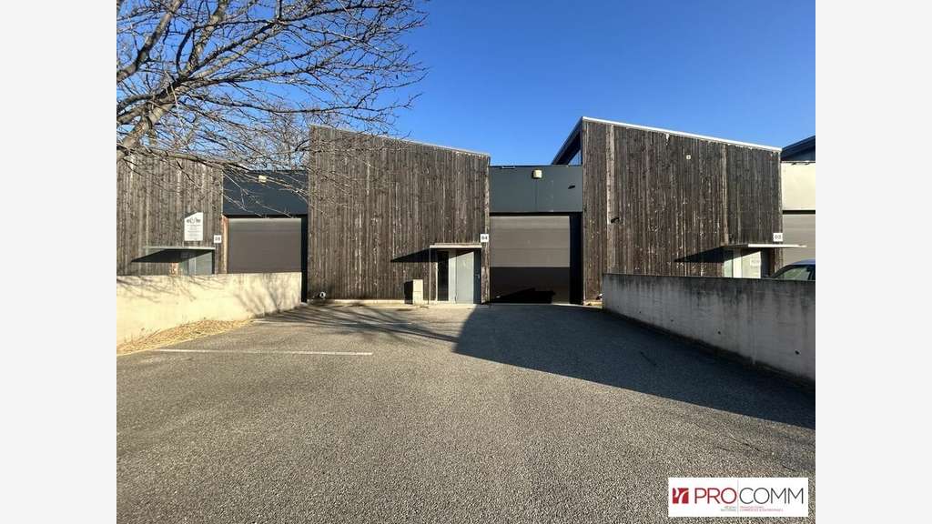 Entrepôt avec bureaux 214m² à louer Avignon