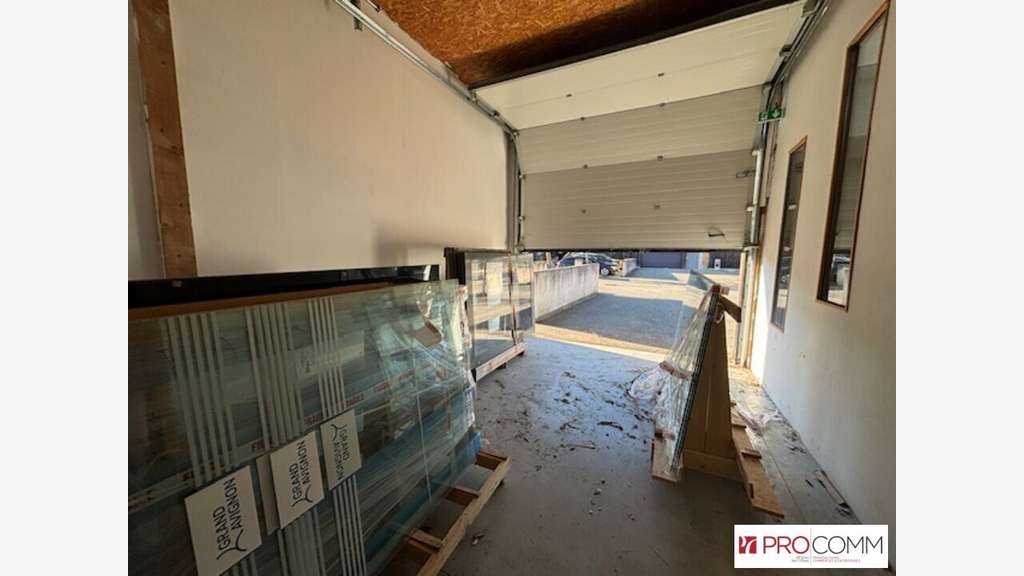 Entrepôt avec bureaux 214m² à louer Avignon