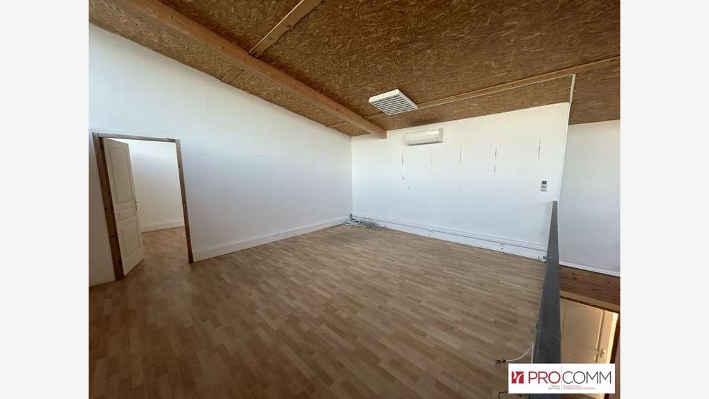 Entrepôt avec bureaux 214m² à louer Avignon