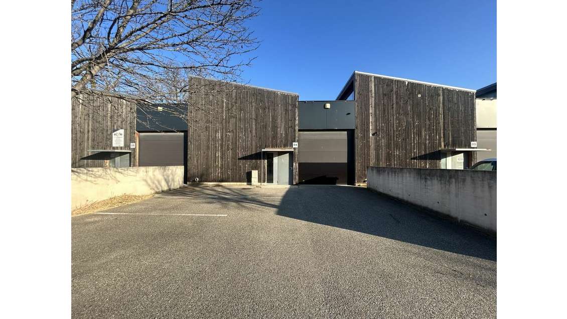 Entrepôt avec bureaux 214m² à louer Avignon