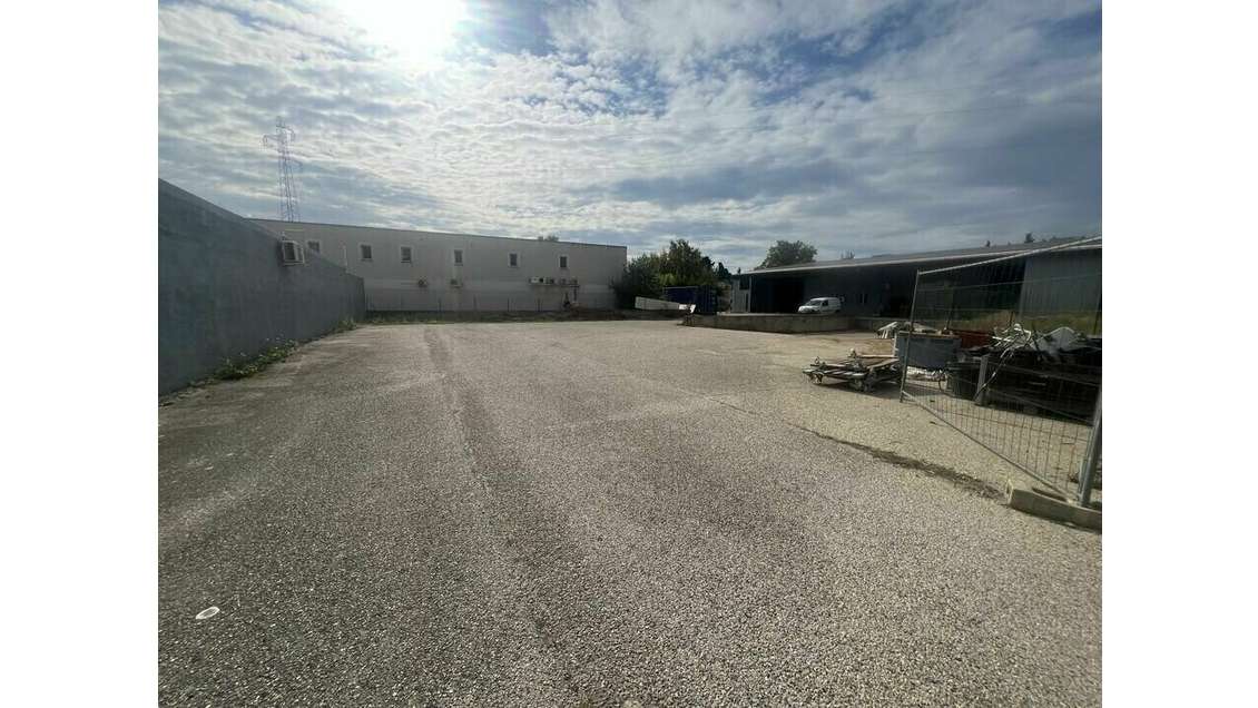 Entrepôt 1200m² sur 3000m²  à louer à Cavaillon
