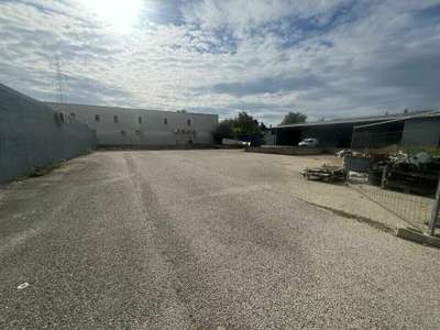 Entrepôt 1200m² sur 3000m² à louer à Cavaillon