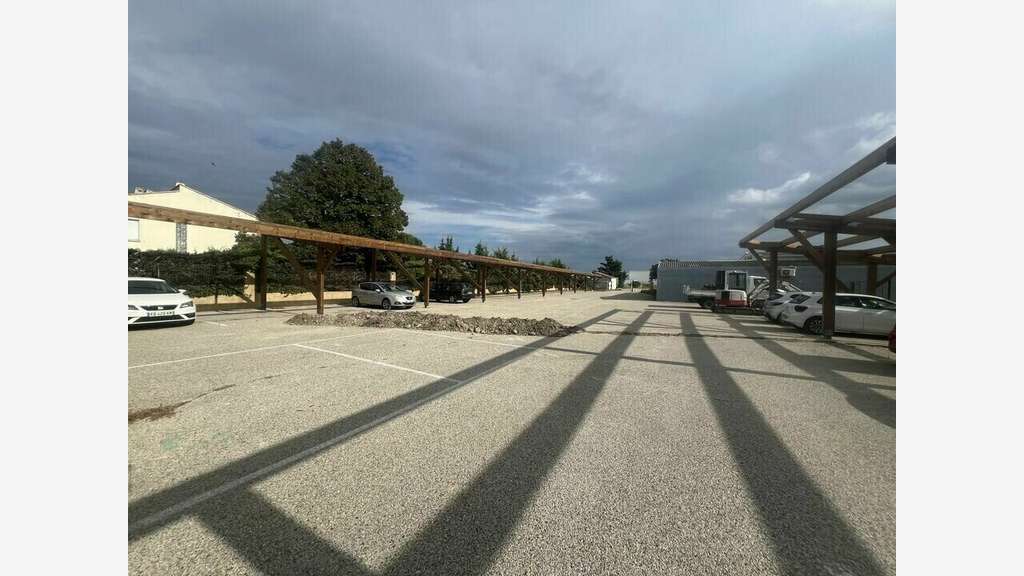 Entrepôt 1200m² sur 3000m² à louer à Cavaillon