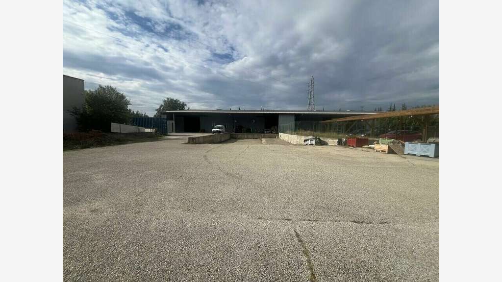 Entrepôt 1200m² sur 3000m² à louer à Cavaillon