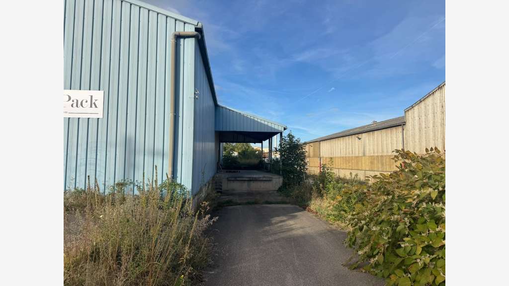 A louer dépôt 800m² + bureaux + parkings à L'Horme