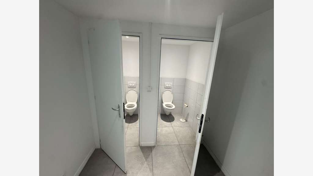 A louer dépôt 800m² + bureaux + parkings à L'Horme