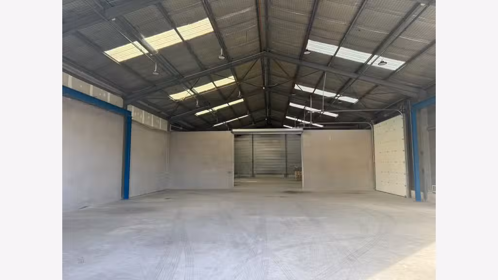 A louer dépôt 800m² + bureaux + parkings à L'Horme