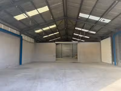A louer dépôt 800m² + bureaux + parkings à L'Horme