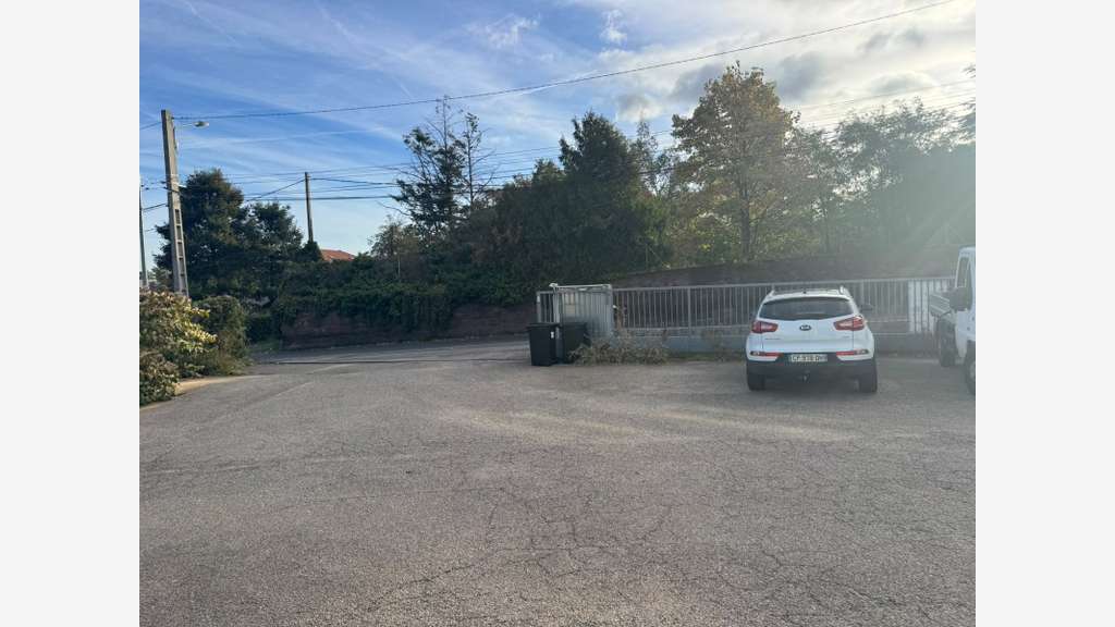 A louer dépôt 800m² + bureaux + parkings à L'Horme