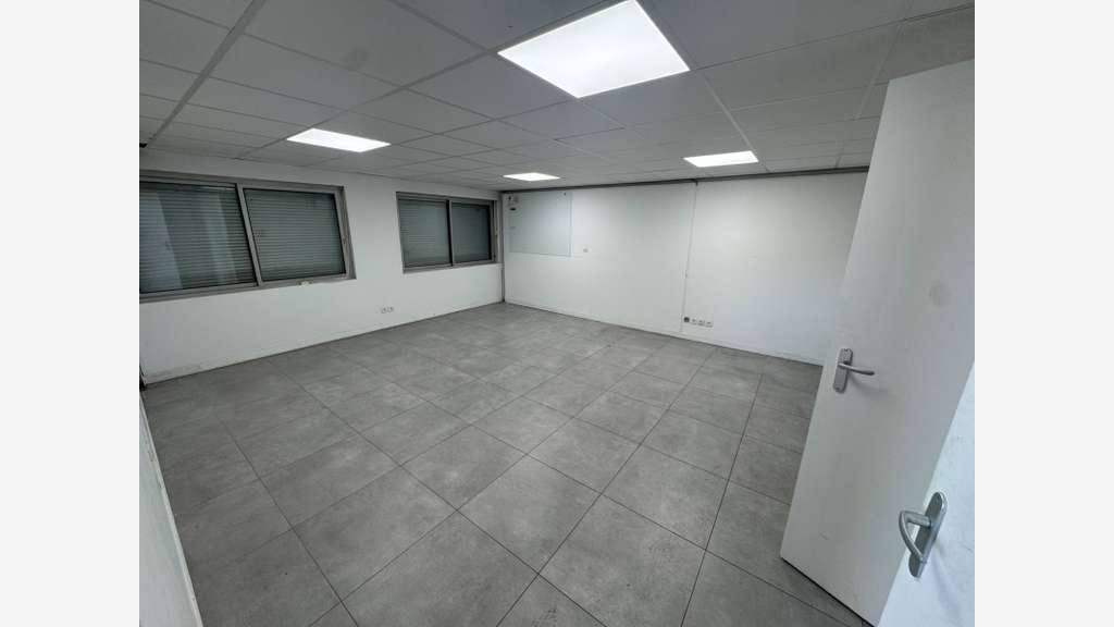 A louer dépôt 800m² + bureaux + parkings à L'Horme