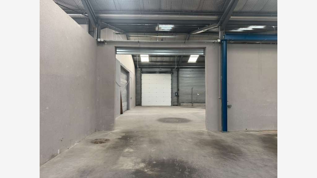 A louer dépôt 800m² + bureaux + parkings à L'Horme