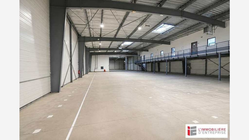 Local d'activité de 7340m² à louer à Domloup