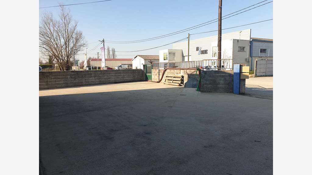 Entrepôt de 100m² + auvent 50m² à louer à Izon