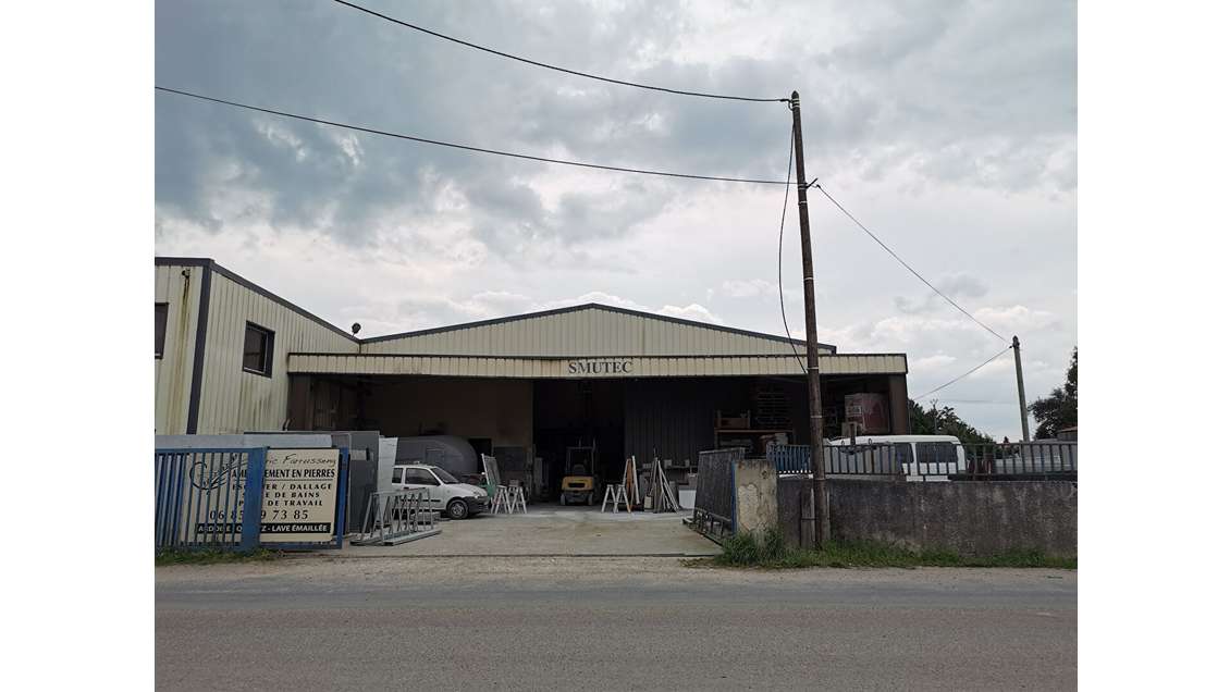 Entrepôt de 100m² + auvent 50m² à louer à Izon