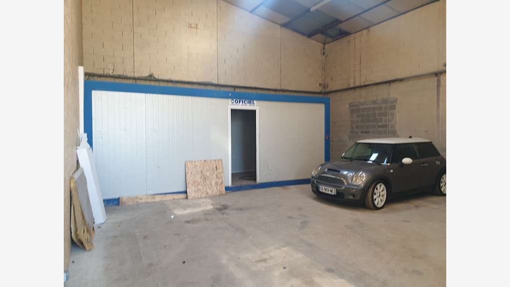 Entrepôt de 100m² + auvent 50m² à louer à Izon