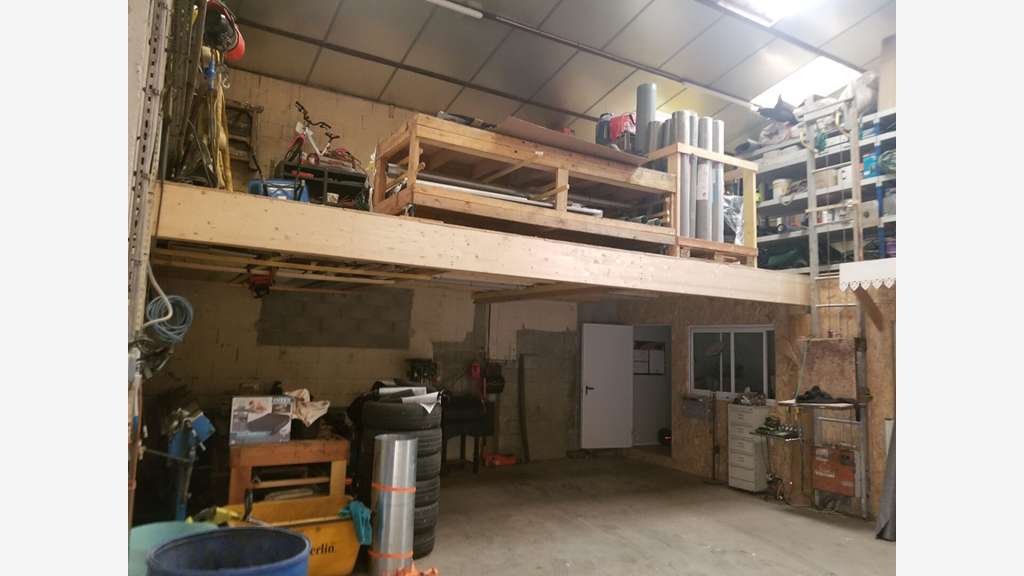 Entrepôt de 110m² à louer à Izon