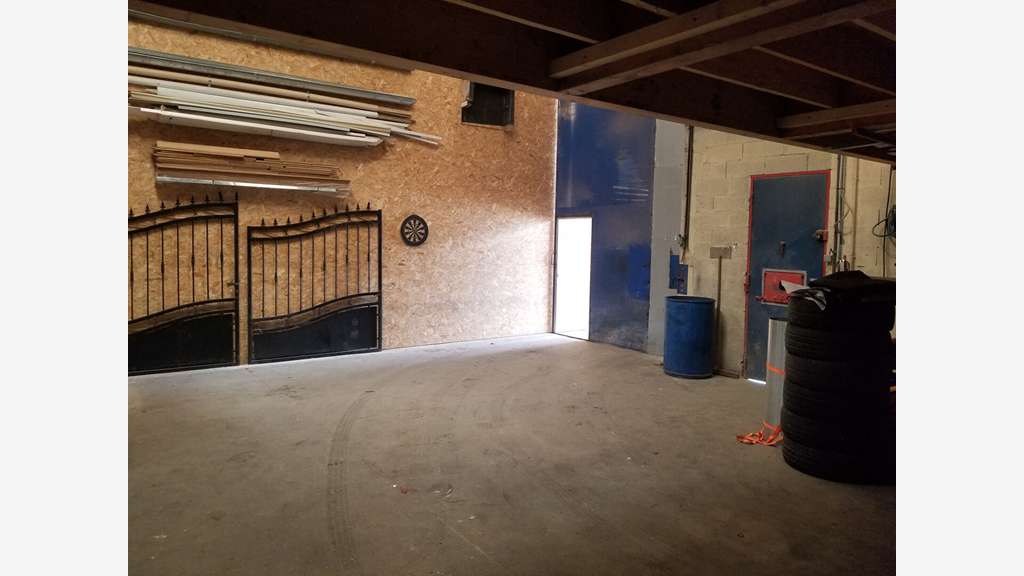 Entrepôt de 110m² à louer à Izon