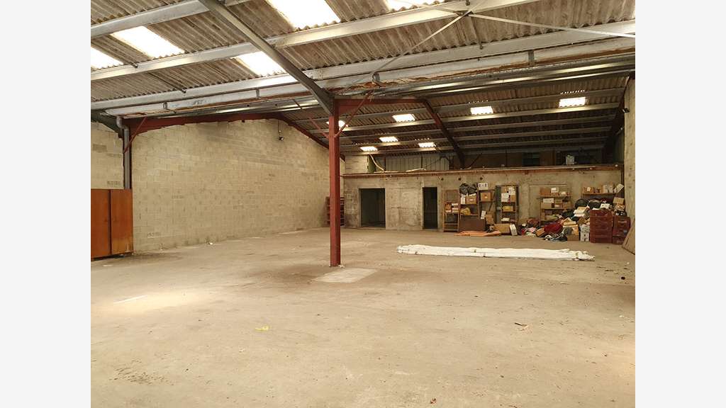 Entrepôt 2187m² à louer zone industrielle Coutras