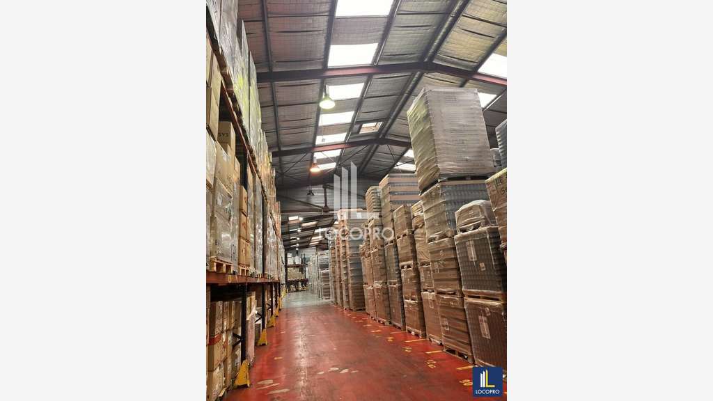 Loue entrepôt 4 000m² sur terrain 13 000m² Contes