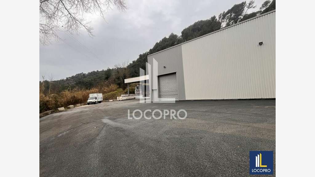 Loue entrepôt 4 000m² sur terrain 13 000m² Contes