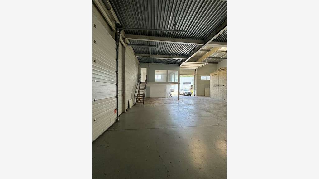 Entrepôt de 430m² à louer à Gemenos Aubagne