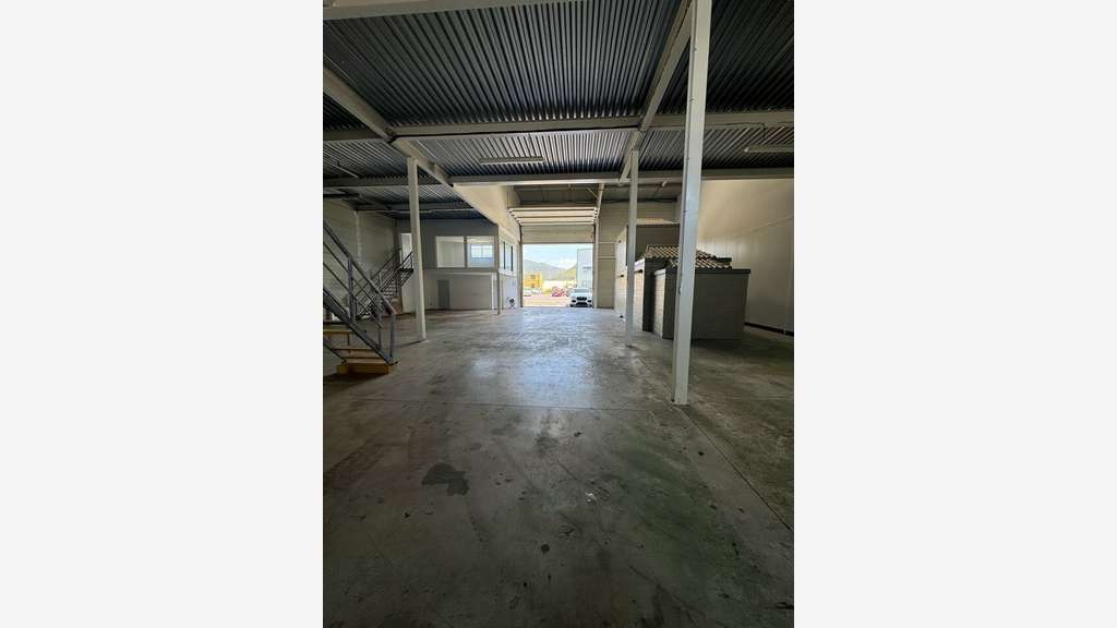 Entrepôt de 430m² à louer à Gemenos Aubagne