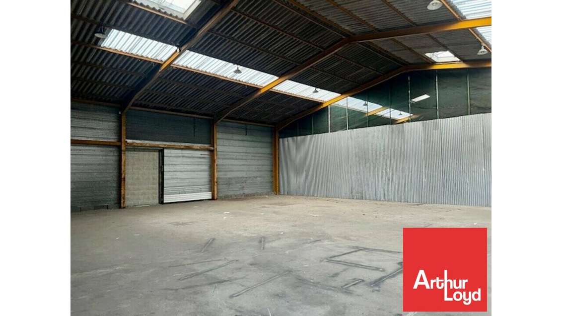 Entrepôt 1590m² à louer à Sainte-Verge
